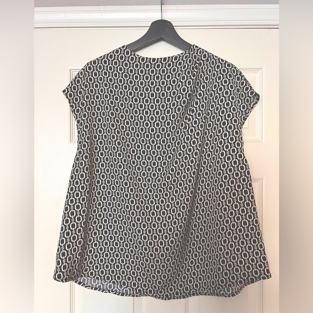H&M Women's Black and White Patterned Short Sleeve Top